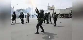 PNP lanza bombas lacrimógenas a manifestantes en av. Abancay durante mensaje a la nación PNP lanza bombas lacrimógenas a manifestantes en av. Abancay durante mensaje a la nación