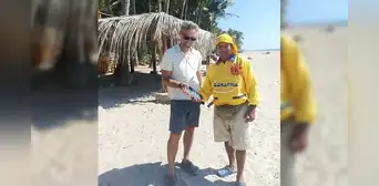 Heladero encuentra celular en la playa y busca a su dueño para devolverlo en Piura: “¡Hace patria!” Heladero encuentra celular en la playa y busca a su dueño para devolverlo en Piura: “¡Hace patria!”