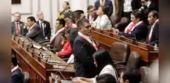 Congresistas dan la espalda a Dina Boluarte durante su mensaje a la nación Congresistas dan la espalda a Dina Boluarte durante su mensaje a la nación