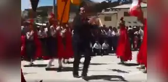 Director de colegio sorprende al bailar con alumnos la contradanza en desfile en La Libertad Director de colegio sorprende al bailar con alumnos la contradanza en desfile en La Libertad