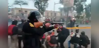 Captaron a agente de la PNP disparando directo al cuerpo durante las marchas contra Dina Boluarte