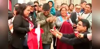 ¡Dijo que sí!: joven le pidió matrimonio a su pareja en el Desfile Cívico Militar
