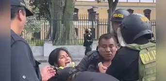Protestas en Lima: graban detención de dirigente de Carabayllo por supuestos disturbios Protestas en Lima: graban detención de dirigente de Carabayllo por supuestos disturbios