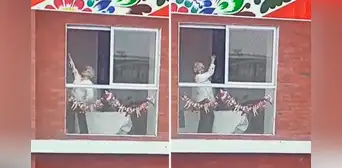 Adulta mayor baila marinera desde la ventana de su casa durante el Gran Desfile Militar Adulta mayor baila marinera desde la ventana de su casa durante el Gran Desfile Militar