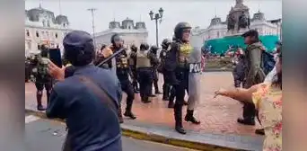 PNP y manifestantes se enfrentan en plaza Dos de Mayo mientras se desarrolla la Gran Parada Militar PNP y manifestantes se enfrentan en plaza Dos de Mayo mientras se desarrolla la Gran Parada Militar