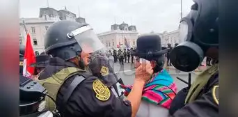 Policías secan las lágrimas de manifestantes puneñas que pidieron que las dejen protestar