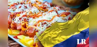 La deliciosa versión colombiana de la salchipapa peruana ¡con queso incluido!