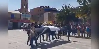 Cusco: ciudadanos desfilan con canción "Esta democracia ya no es democracia"