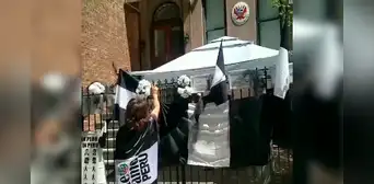 Peruanos colocan banderas de luto como protesta contra Dina Boluarte en consulado de Nueva York Peruanos colocan banderas de luto como protesta contra Dina Boluarte en consulado de Nueva York
