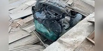 SJL: auto cae sobre vivienda y un menor de 16 años se salva de morir SJL: auto cae sobre vivienda y un menor de 16 años se salva de morir