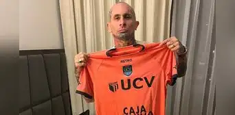 ¿Nuevo hincha 'poeta'?: Emanuel Noir de Ke Personajes posó con la camiseta del club César Vallejo ¿Nuevo hincha 'poeta'?: Emanuel Noir de Ke Personajes posó con la camiseta del club César Vallejo