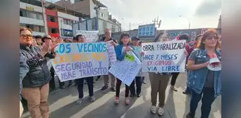 Vecinos de San Luis y Ate protestan en estación de Línea 2 del Metro por obras inconclusas Vecinos de San Luis y Ate protestan en estación de Línea 2 del Metro por obras inconclusas