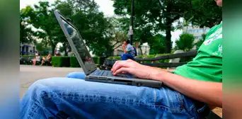 ¿Usas tu laptop sobre las piernas? Los riesgos a los que te expones por esa mala costumbre