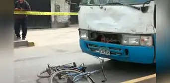 Comas: cúster se pasa la luz roja y atropella a ciclista de 70 años en av. Universitaria Comas: cúster se pasa la luz roja y atropella a ciclista de 70 años en av. Universitaria