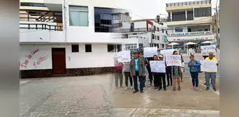 "¡Den la cara!": Deudos de los tripulantes de avioneta Cessna protestan frente a escuela JBC en Trujillo