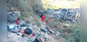 Fiscalía inicia investigación a conductor de bus que cayó a abismo y dejó 13 fallecidos Fiscalía inicia investigación a conductor de bus que cayó a abismo y dejó 13 fallecidos