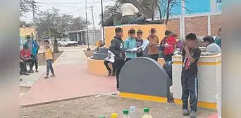 Lambayeque: niños estudian al aire libre por retraso de obras Lambayeque: niños estudian al aire libre por retraso de obras