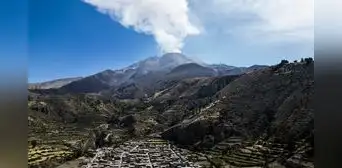 Volcán Ubinas expulsó restos de lava incandescente en Moquegua Volcán Ubinas expulsó restos de lava incandescente en Moquegua