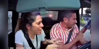 La impactante reacción de una mujer que frustró robo de su auto junto con su esposo en plena vía