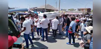 Familiares y amigos despiden a adolescente que murió acuchillado por su compañero en Piura
