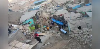 Puente Piedra: camión cisterna de agua cayó sobre 3 viviendas y las destruyó luego de despistarse