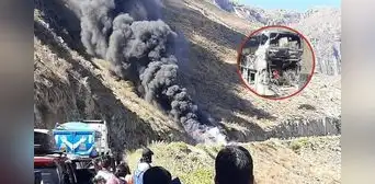 Pasajeros salen corriendo de bus interprovincial que se incendió en plena carretera en Áncash