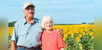 “Regalo perfecto”: hombre planta un millón de girasoles para su esposa por su 50 aniversario de bodas “Regalo perfecto”: hombre planta un millón de girasoles para su esposa por su 50 aniversario de bodas