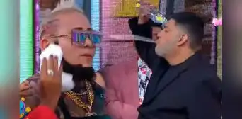 ‘JB en ATV’: Alfredo Benavides le da un ‘baño’ a la ‘Mackina’ en divertido sketch y así fue su reacción