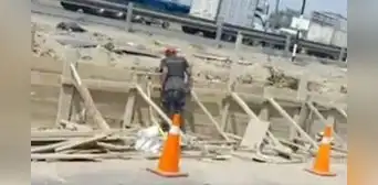 Ate: denuncian que empresa construye estacionamiento en vía auxiliar a Evitamiento Ate: denuncian que empresa construye estacionamiento en vía auxiliar a Evitamiento