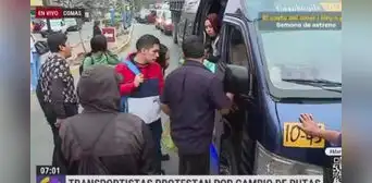 Transportistas hacen bajar a pasajeros de combis en protesta por cambio de rutas Transportistas hacen bajar a pasajeros de combis en protesta por cambio de rutas