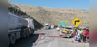 Taxi y camión cargado con mineral colisionan y 3 personas mueren en la carretera Arequipa-Puno