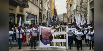Empleados de la Municipalidad de Lima realizan plantón tras despidos de más de 20 trabajadores Empleados de la Municipalidad de Lima realizan plantón tras despidos de más de 20 trabajadores