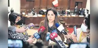 Patricia Chirinos denuncia a exmiembros del Tribunal Constitucional y a Martín Vizcarra Patricia Chirinos denuncia a exmiembros del Tribunal Constitucional y a Martín Vizcarra