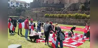 Cusqueños rompen récord Guinness al formar el año 2023 con 1.188 banderas de Perú Cusqueños rompen récord Guinness al formar el año 2023 con 1.188 banderas de Perú