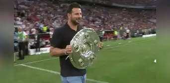 Claudio Pizarro cargó el trofeo de la Supercopa de Alemania entre Bayern Múnich vs. RB Leipzig Claudio Pizarro cargó el trofeo de la Supercopa de Alemania entre Bayern Múnich vs. RB Leipzig