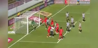 Jesús Castillo se salvó del blooper por centímetros: su arriesgada acción en el gol de Gil Vicente Jesús Castillo se salvó del blooper por centímetros: su arriesgada acción en el gol de Gil Vicente