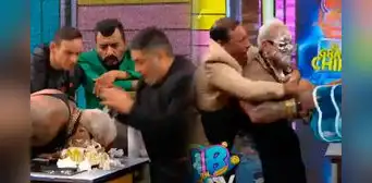 ¡No lo suelta! Alfredo Benavides le tiró tortazo a la 'Mackyna' y escena terminó en bronca ¡No lo suelta! Alfredo Benavides le tiró tortazo a la 'Mackyna' y escena terminó en bronca