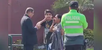 Entre lágrimas, madre pide que dejen ingresar a su hijo que llegó tarde al examen de la UNI Entre lágrimas, madre pide que dejen ingresar a su hijo que llegó tarde al examen de la UNI