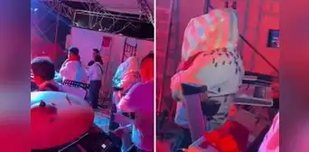 Cantante brindó show cubierto con plástico ante ataque de grillos: “Qué tal profesionalismo” Cantante brindó show cubierto con plástico ante ataque de grillos: “Qué tal profesionalismo”