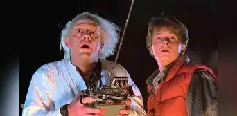 Michael J. Fox se reúne con reparto de 'Volver al futuro' por 38 aniversario de la película en nostálgica foto