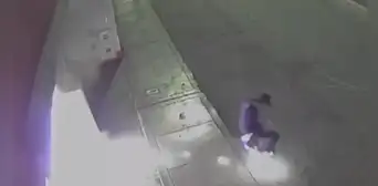 SJL: graban a extorsionadores incendiando frente de colegio inicial