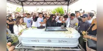 ¡El último adiós! Restos del cantante Kevin Pedraza fueron enterrados ante multitud de seguidores ¡El último adiós! Restos del cantante Kevin Pedraza fueron enterrados ante multitud de seguidores