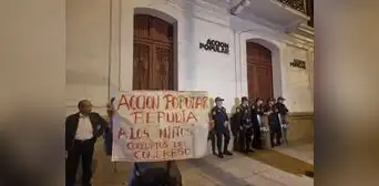 Militantes de Acción Popular abuchean a Maricarmen Alva a su salida del local partidario Militantes de Acción Popular abuchean a Maricarmen Alva a su salida del local partidario