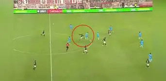 La terrible agresión de Edison Flores contra Olaya que dejó a Universitario con 9 hombres La terrible agresión de Edison Flores contra Olaya que dejó a Universitario con 9 hombres