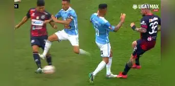 Yotún se salvó de la roja: los 2 pisotones que no revisó el VAR contra el jugador de Cristal Yotún se salvó de la roja: los 2 pisotones que no revisó el VAR contra el jugador de Cristal