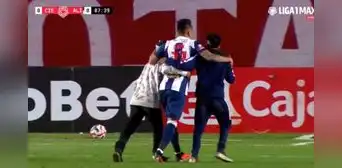Niños sorprendieron a Christian Cueva tras burlar la seguridad y lo abrazaron en el campo
