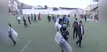 Ate: vecinos y serenos se enfrentan con piedras y palos por tenencia de estadio comunal Los Sauces Ate: vecinos y serenos se enfrentan con piedras y palos por tenencia de estadio comunal Los Sauces