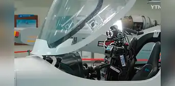 Crean robot humanoide que puede pilotar cualquier avión y aprende a hacerlo con solo un clic