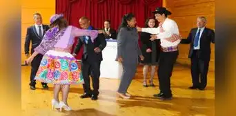 ¡Prueba de rigor! Ciudadanos extranjeros, a ritmo del huaylarsh, obtienen la nacionalidad peruana