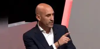 Luis Rubiales no renunciará a la RFEF tras besar a Jenni Hermoso sin consentimiento: “Iré hasta el final” Luis Rubiales no renunciará a la RFEF tras besar a Jenni Hermoso sin consentimiento: “Iré hasta el final”